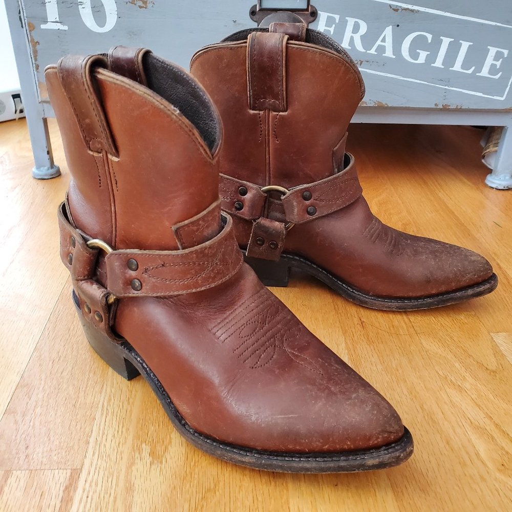Frye Billy Distressed low Harness Boots Sz 6.5B